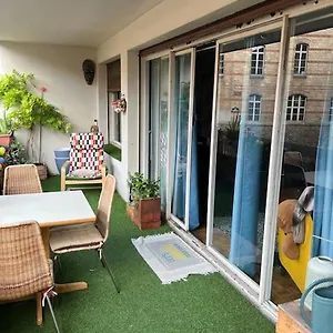 Grand Avec Balcon Et Parking Gratuit Sur Place Apartment Paris